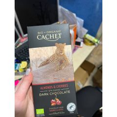 Шоколад з вишнею та мигдалем